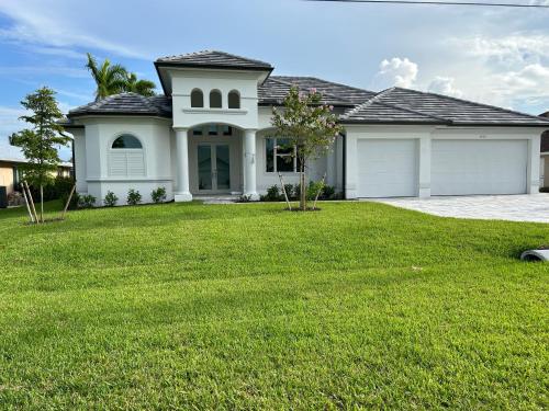 Luxurious Modern Waterfront Home-Desirable Pelican Area