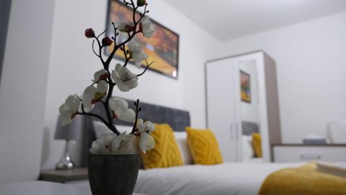 Modernized Three Bedroom House near City Stadium, Attractions, City Centre - Sky n Netflix - Convenient Transport, Manchester (photo 8)