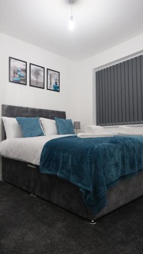 Modernized Three Bedroom House near City Stadium, Attractions, City Centre - Sky n Netflix - Convenient Transport, Manchester (photo 3)