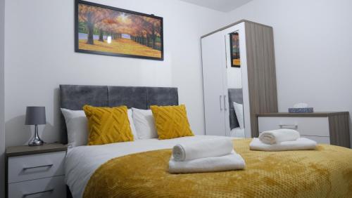 Modernized Three Bedroom House near City Stadium, Attractions, City Centre - Sky n Netflix - Convenient Transport, Manchester (photo 2)