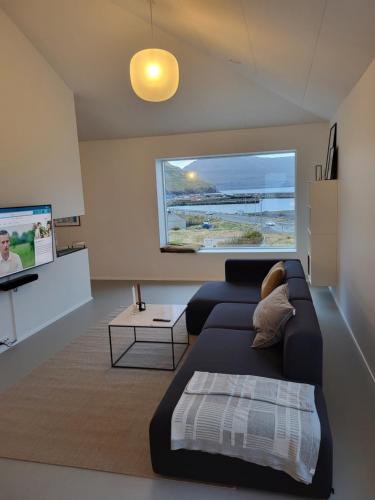 Κοινόχρηστο σαλόνι/χώρος τηλεόρασης, Nyrenoveret, moderne,hyggeligt hus in Leirvík