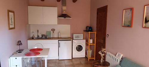 virtuve, Apartment in country house with views and pool in Vespella de Gaia