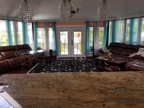 Fully renovated 4 bd with 2 master suits, 3 bth home in centralized location in Orchidlands Estates (HI)