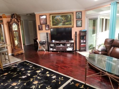 Fully renovated 4 bd with 2 master suits, 3 bth home in centralized location in Orchidlands Estates (HI)