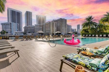 Beachwalk - Sun, Amazing Pools and Gym in Hallandale Beach, USA