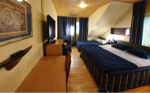 1 queen bed, 1 twin bed