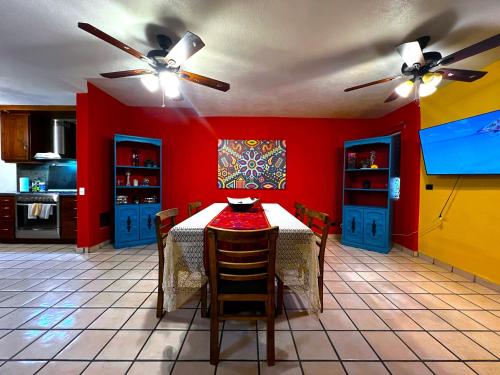 Casa Revolucion: 2BR/2Ba Casita close to downtown with private parking, Comondu