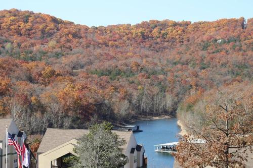 Branson condo with view 2 minutes to SDC in Branson, USA