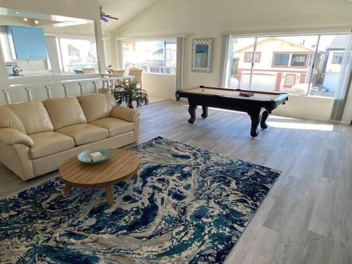 Ocean View / Pool Table / Surfboards / Beach Bikes