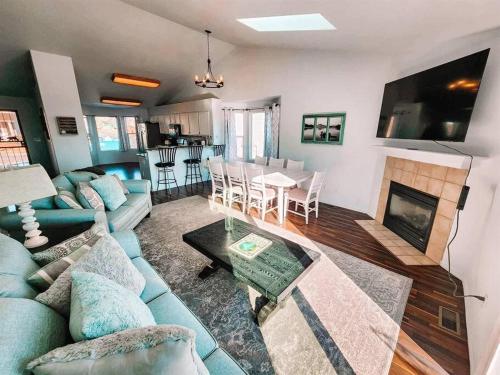 Pet Friendly/3 King Beds/Sleeps 14/Game room Near in Colorado Springs, USA