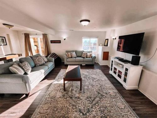 Pet Friendly/3 King Beds/Sleeps 14/Game room Near in Colorado Springs, USA