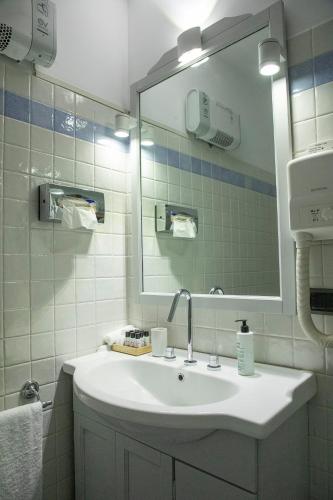 Deluxe Room image 5