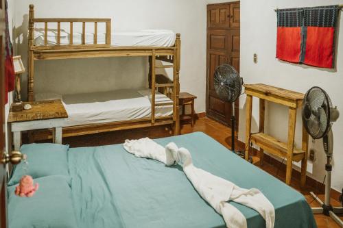 1 double bed, 2 twin beds