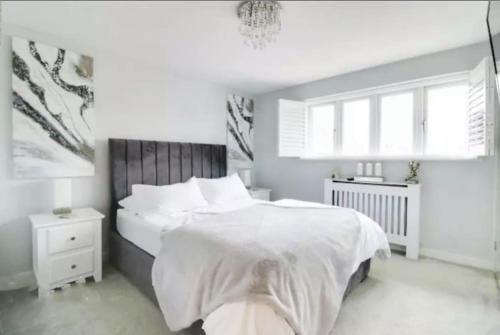 Recently renovated,modern house. train station - Welwyn Garden City