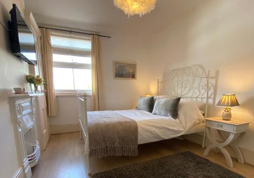 Deluxe Three Bed Apartment in Henley-on-Thames near Station River & Town Centre