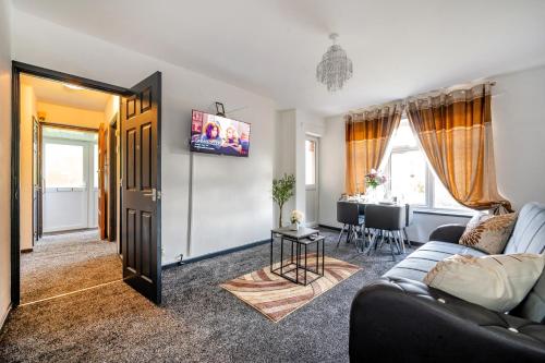Shared lounge/TV area, *RB26S* For your most relaxed & Cosy stay + Free Parking + Free Fast WiFi * near Sand Moor Golf Club