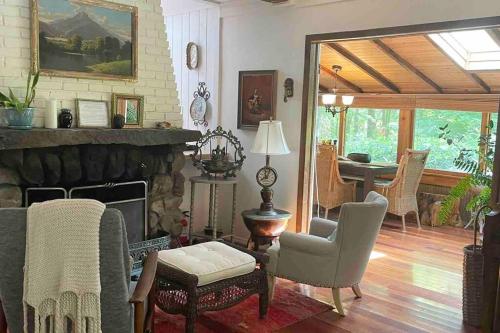 Enchanted Woodstock Cottage with hot tub in West Hurley