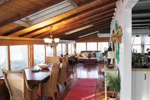 Enchanted Woodstock Cottage with hot tub in West Hurley