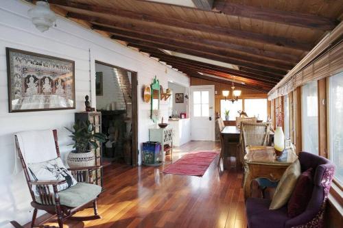 Enchanted Woodstock Cottage with hot tub in West Hurley