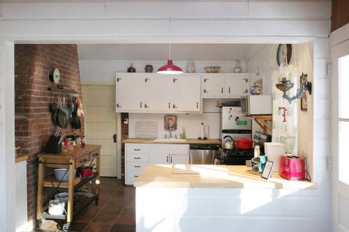 Enchanted Woodstock Cottage with hot tub in West Hurley