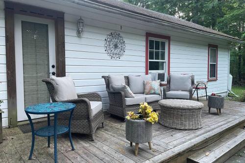 Enchanted Woodstock Cottage with hot tub in West Hurley