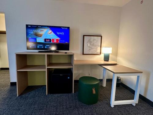 Comfort Inn near I-69 and Washington Center Road - image 38