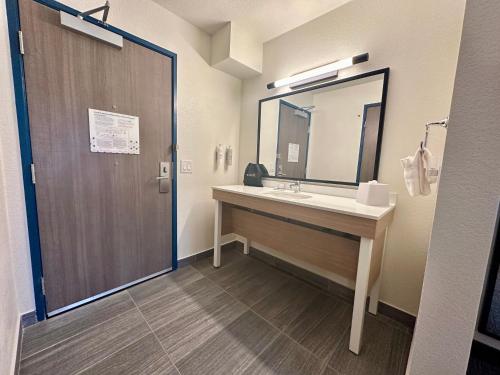 Comfort Inn near I-69 and Washington Center Road - image 28