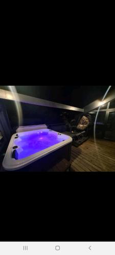Гореща вана, Superbe appartement avec jacuzzi, sauna et hammam, proche de Paris in Шатилон