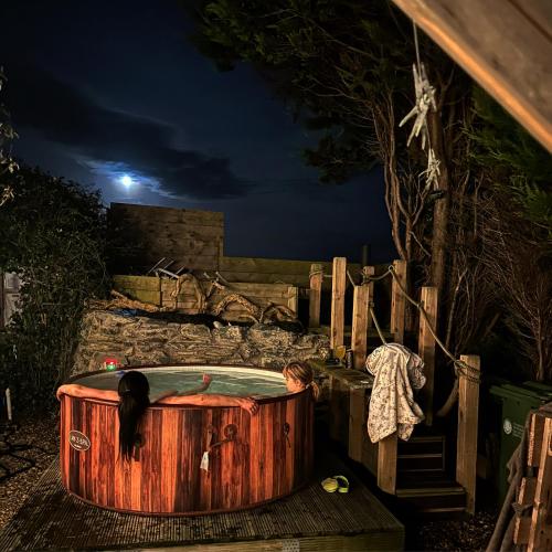 Brynglas Cottage with Hot Tub, Anglesey. gîte à louer Llanfachraeth