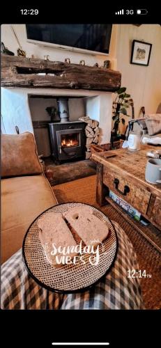 Brynglas Cottage with Hot Tub, Anglesey. in Lanfečreta