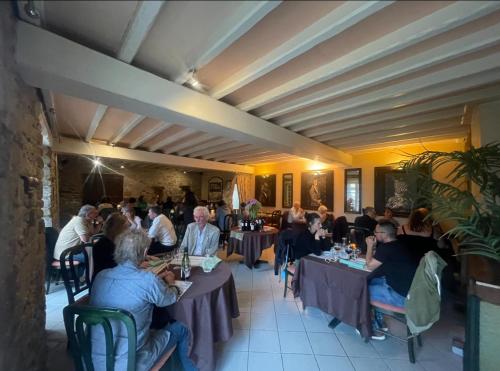 Restaurant, Douce Demeure in Mezieres-sur-Issoire