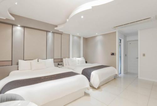 2 queen beds