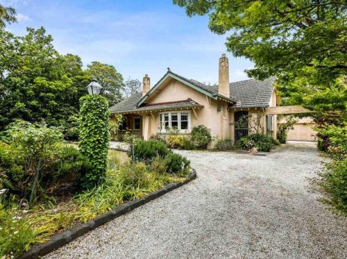 Family Living big house in Balwyn central in Balwyn