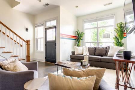 The Dogwood House - Minutes to Downtown & Opry