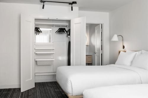 2 queen beds, 1 sofa bed