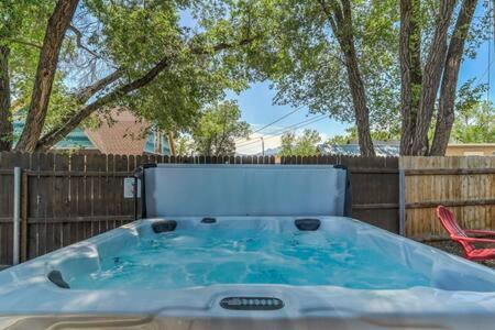 Vibrant Watermelon - Hot Tub BBQ-Grill King-Bed Backyard Parking - image 5