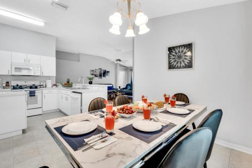 Happy place! 2 king beds, hot tub, free parking in Riverview, USA