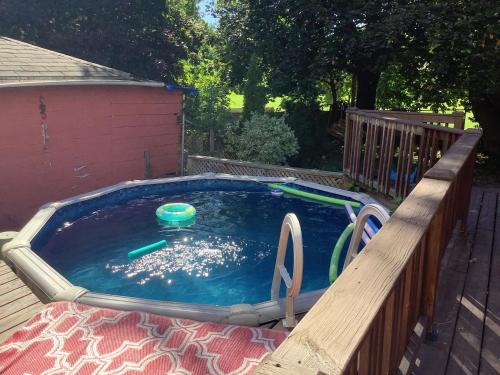 Central Niagara Home with Sauna & Pool