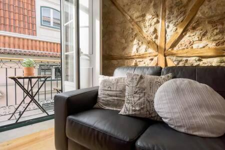 Old Town Chiado Balcony AirCon by LD Apartments - image 2
