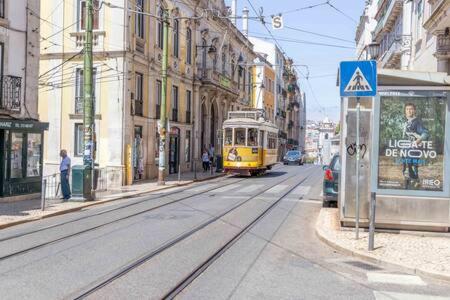 Old Town Chiado Balcony AirCon by LD Apartments - image 2