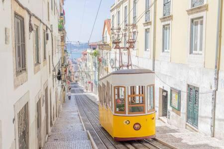 Old Town Chiado Balcony AirCon by LD Apartments - image 6