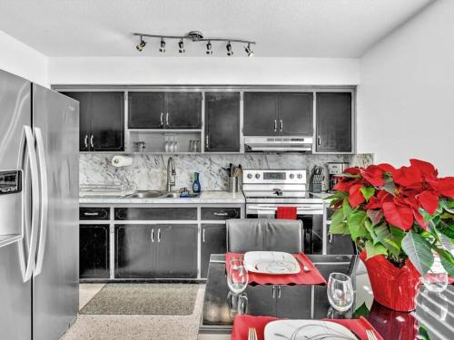 Heated pool, Yard, Laundry, Kayaks, BBQ, Kitchen - Tap to explore photos