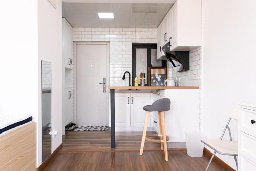 1930 French Minimalist Apartment, Шанхай (фото 8)