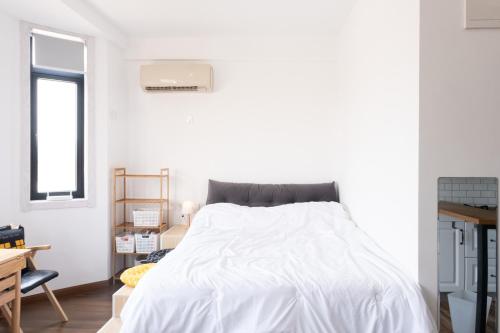 1930 French Minimalist Apartment, Шанхай (фото 5)