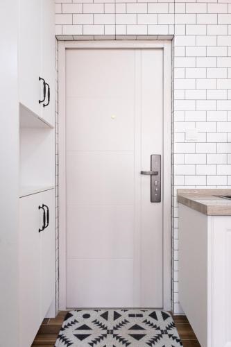 1930 French Minimalist Apartment - image 3