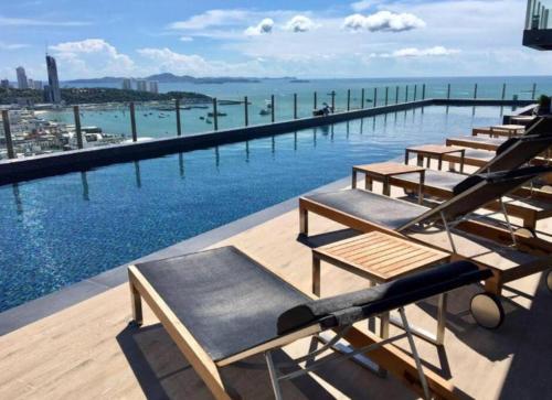 The BASE CENTRAL Pattaya Quiet Room with infinity Pool & Free Netflix