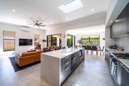 Kjøkken, Marble at South Plympton - 4BR Modern WiFi in Plympton Park