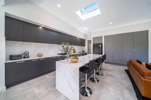 Kjøkken, Marble at South Plympton - 4BR Modern WiFi in Plympton Park