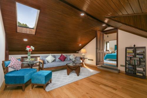1 queen bed, 2 sofa beds