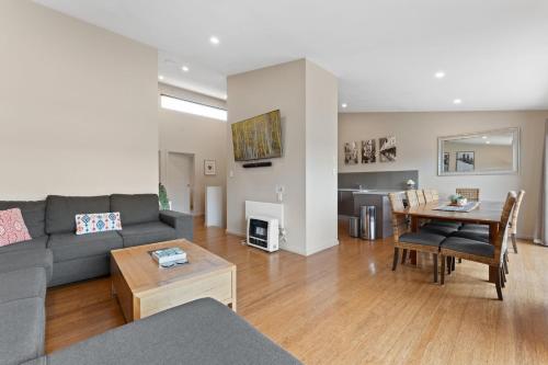 Khione 1 - 3BR Modern Townhouse l Mountain Views l WiFi l BBQ l Smart TV, Jindabyne